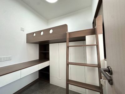 国徽苑92平方+8平方三室两厅 精装未住 边户