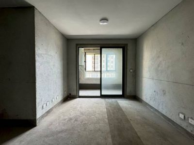 水岸人家三室两厅纯毛坯，97平米，黄金楼层，南北通透，急售38万，能按揭贷款