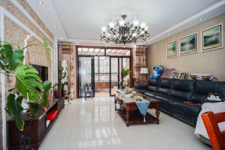 半岛一号 三室两厅一卫精装 126平  最后楼层  急售115万