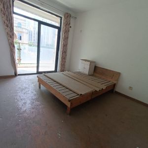 北城力高共和城西区步梯房简装修114平方，三室一厅一厨一卫，急售48万能按揭贷款，证满五年