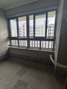 城市将来三室一厅一厨一卫，纯毛坯房，小高层，小区环境非常好，黄金楼层86平方小三室，急售55万可小谈