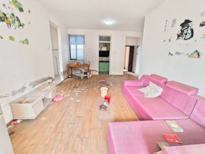 北城世纪城鑫徽苑，三室两厅一厨一卫好楼层看房方便，全天采光95平急售63.8万